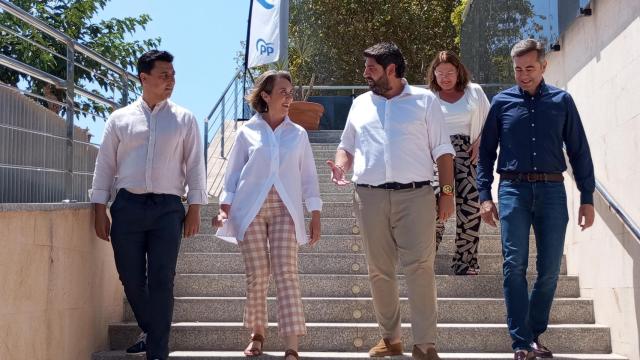 Cuca Gamarra y Fernando López Miras (c), este sábado, en el curso de verano que el PP de la Región de Murcia celebra en el Hotel Thalasia en San Pedro del Pinatar.