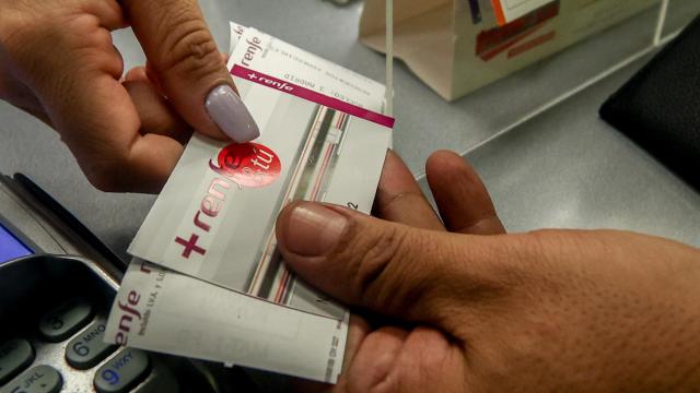 Un viajero carga su tarjeta Renfe con el nuevo abono gratuito, en la estación de Chamartín.
