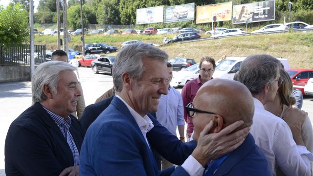 El presidente del PPdeG, Alfonso Rueda, y el senador José Manuel Baltar se saludan a la entrada del Congreso provincial del PP de Ourense.