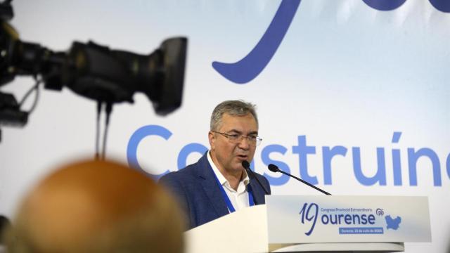 El nuevo presidente del PP en Ourense, Luis Menor, interviene durante el XIX Congreso Extraordinario del PP de Ourense, en el Pazo dos Deportes Paco Paz, a 13 de julio de 2024, en Ourense.