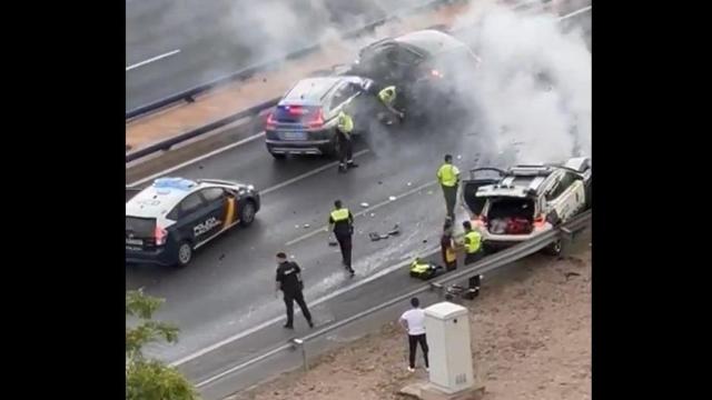 Instante de la detención en plena autovía, grabada por un vecino. EE