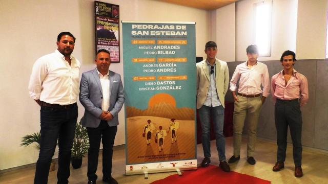 Los protagonistas del acto en la foto de familia