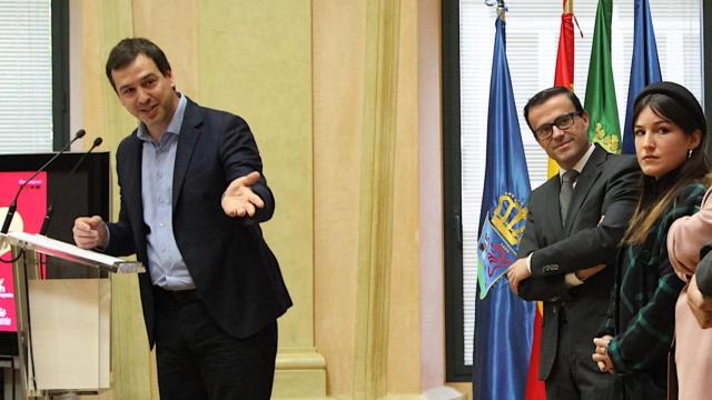 David Azagra, hermano de Pedro Sánchez, en un acto en la Diputación de Badajoz, junto al presidente de la misma, Miguel Ángel Gallardo.