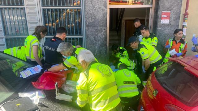 El Samur atiende a un apuñalado en plena calle en Puente de Vallecas.