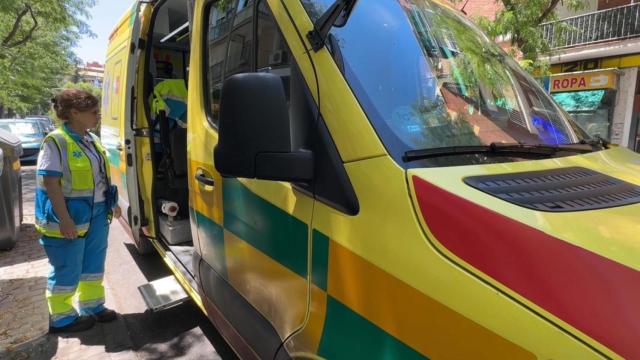 La ambulancia del Summa en el domicilio de Carabanchel donde un hombre ha matado a su pareja.