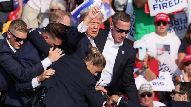 Trump sufre un ataque en Pensilvania durante un mitin. Al frente de la defensa del expresidente, una mujer del Servicio Especial