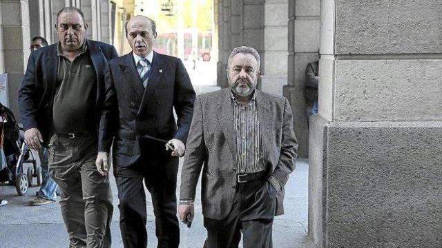 El exalcalde de Burguillos José Juan López y su entonces abogado, José María del Nido, en una imagen de archivo.