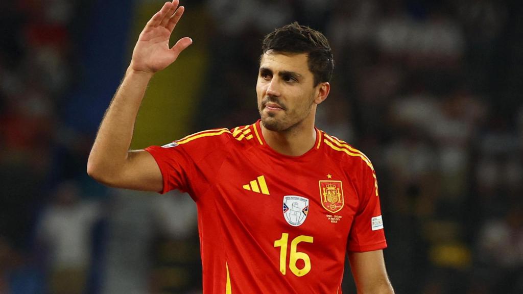 Rodri alza su brazo en el partido ante Inglaterra.