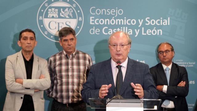 El presidente del Consejo Económico y Social de Castilla y León, Enrique Cabero, presenta el estudio sobre ‘Desplazamiento intracomunitario de trabajadores entre Portugal y España. Implicaciones en las regiones de centro de Portugal y Castilla y León’