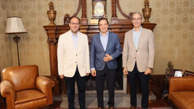 El alcalde, Marcos Iglesias, con el rector de la Universidad de Salamanca, Juan Manuel Corchado, para hablar sobre el futuro Centro de Innovación Social de Ciudad Rodrigo.