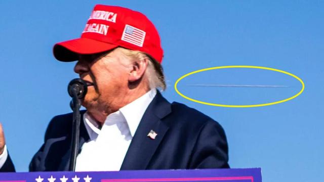 Parte de la foto de Doug Mills con el rastro de la bala resaltado tras el ex-presidente.