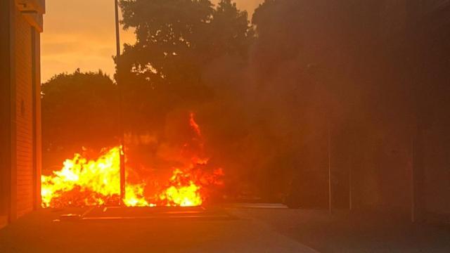 Contenedor de basura ardiendo en A Coruña