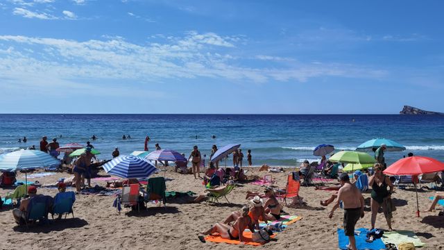 Una vista de la playa de Benidorm y su isla, uno de los destinos favoritos de los ingleses.