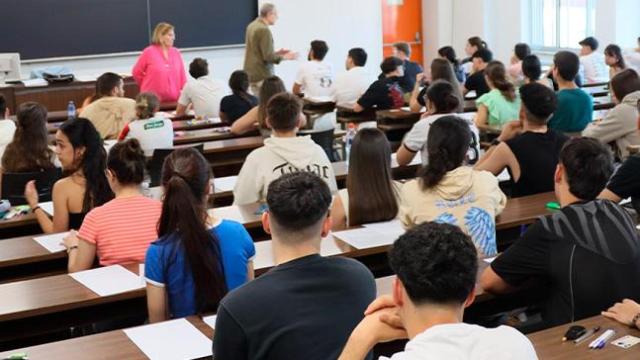 Estudiantes del distrito universitario de la Universidad de Salamanca realizan los exámenes de EBAU