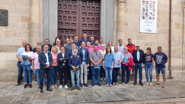 El vicepresidente segundo, Ramiro Silva, y el director de Recoletas Salud Zamora, Óscar Iglesias junto a los alcaldes de los municipios donde llegará la unidad móvil