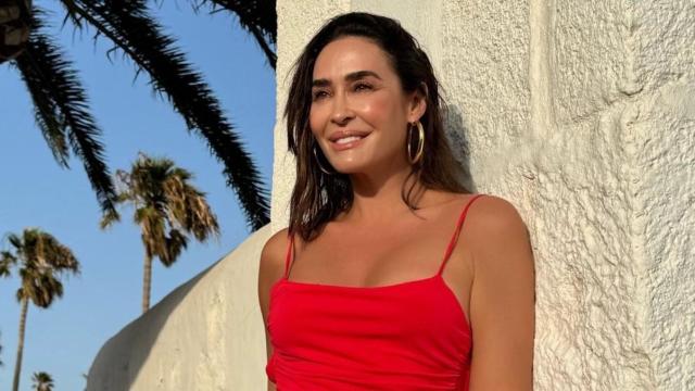 Vicky Martín Berrocal luciendo un vestido rojo de Zara.
