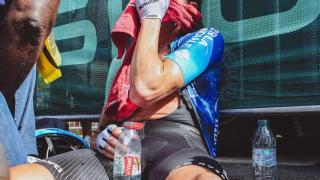 Felix Gall es atendido en línea de meta tras una etapa del Tour de Francia.
