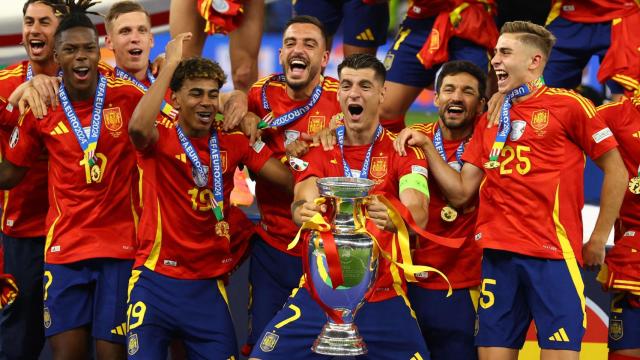 Morata levanta la Eurocopa al cielo de Berlín.