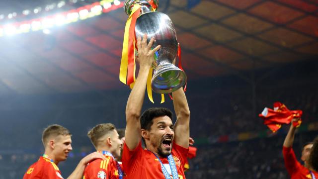 Jesús Navas alza al cielo de Berlín la Eurocopa.