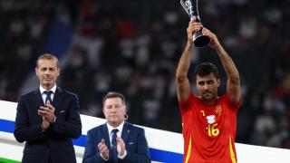 Rodri Hernández alza al cielo de Berlín su título de MVP Vivo que le designa como el mejor jugador de la Eurocopa.