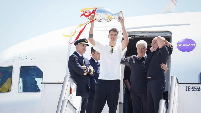 Morata alza la Eurocopa al cielo de Madrid nada más aterrizar en suelo español.