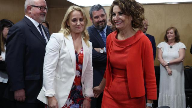 La vicepresidenta primera del Gobierno y ministra de Hacienda, María Jesús Montero, junto a la consejera de Economía de Cataluña, Natalia Más, a su llegada a la reunión del Consejo de Política Fiscal y Financiera (CPFF).
