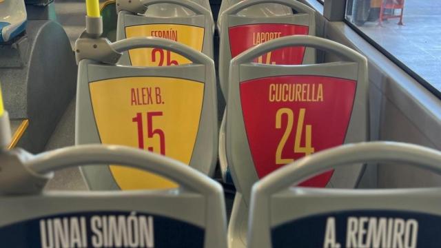 Dorsales de la selección en el bus.