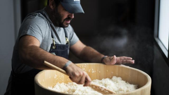 Borja Espegel preparando el arroz de su sushi.