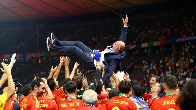 Luis de la Fuente manteado por los jugadores de la selección tras ganar la Eurocopa ante Inglaterra.