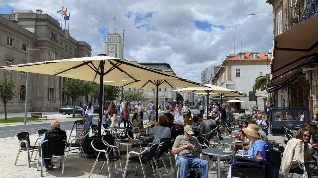 Una terraza de la Marina en A Coruña.