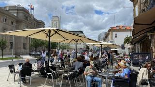 Turistas en una terraza de la Marina.
