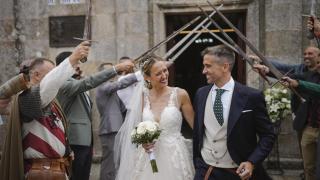 La boda medieval de Daniela y Joaquín cerca de A Coruña con duelos de espada, caballos y kung fu