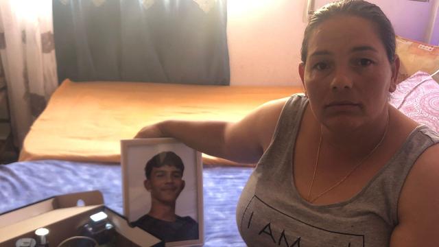 Miglena Petrova, en su piso de Los Alcázares, sentada en la cama de la habitación de su difunto hijo, Ivo.