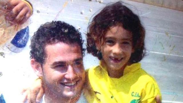 Jordi Ignasi Mas, primer entrenador de Marc Cucurella, con el futbolista en un torneo prebenjamín.