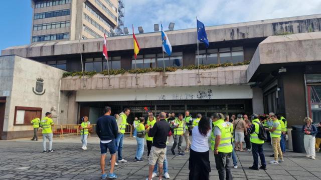 Concentración de los trabajadores del servicio de parques y jardines de Vigo.