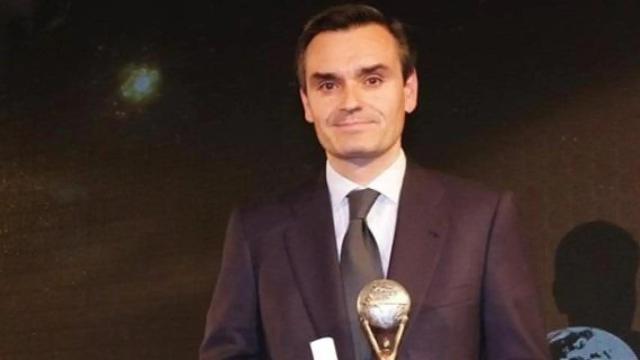 Mario Olivares recoge un premio.