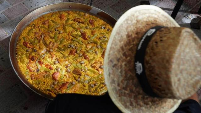 Una paella cocinada en el concurso internacional de paella de Sueca.