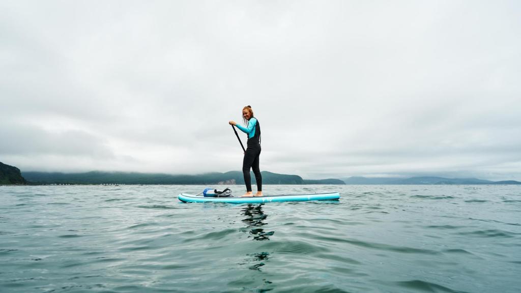 Una mujer practica paddlesurf