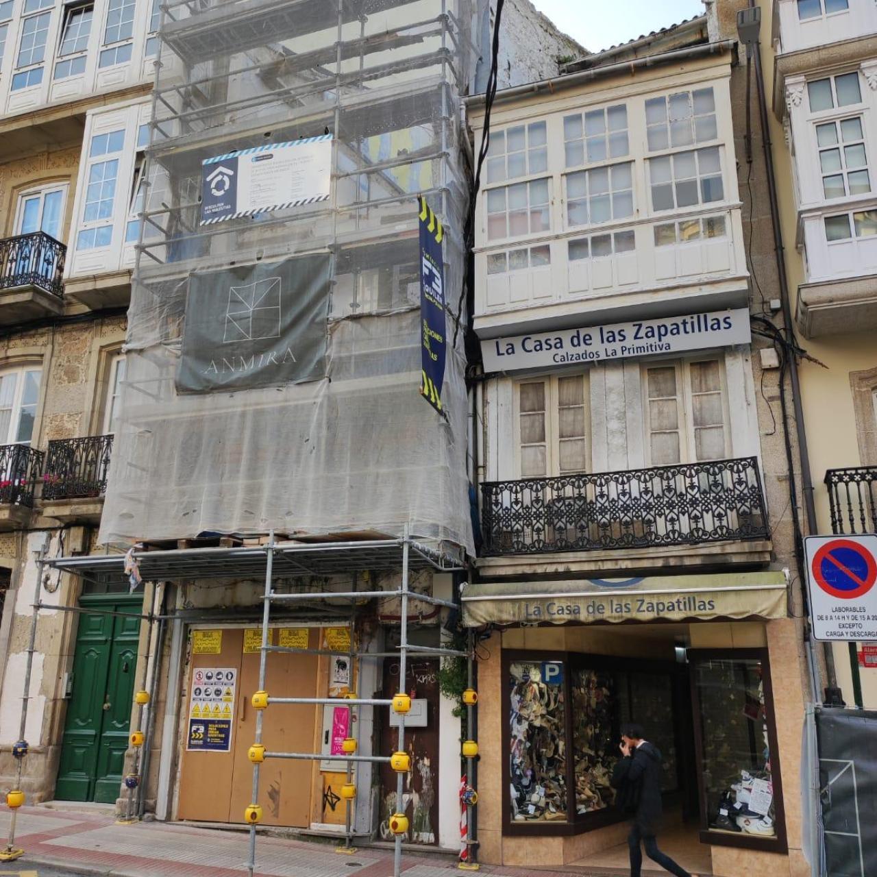 Inmueble de Panaderas con andamio de obras.