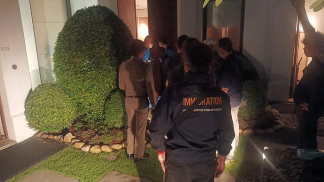La policía tailandesa llegando al lugar conde encontraron los cuerpos.
