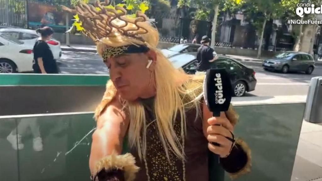 Víctor Sandoval, escupiéndose en el brazo.