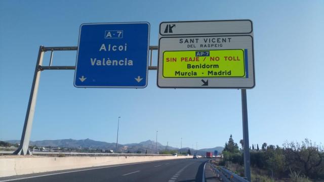 Así se anuncia en la AP-7 la suspensión del peaje en Alicante.