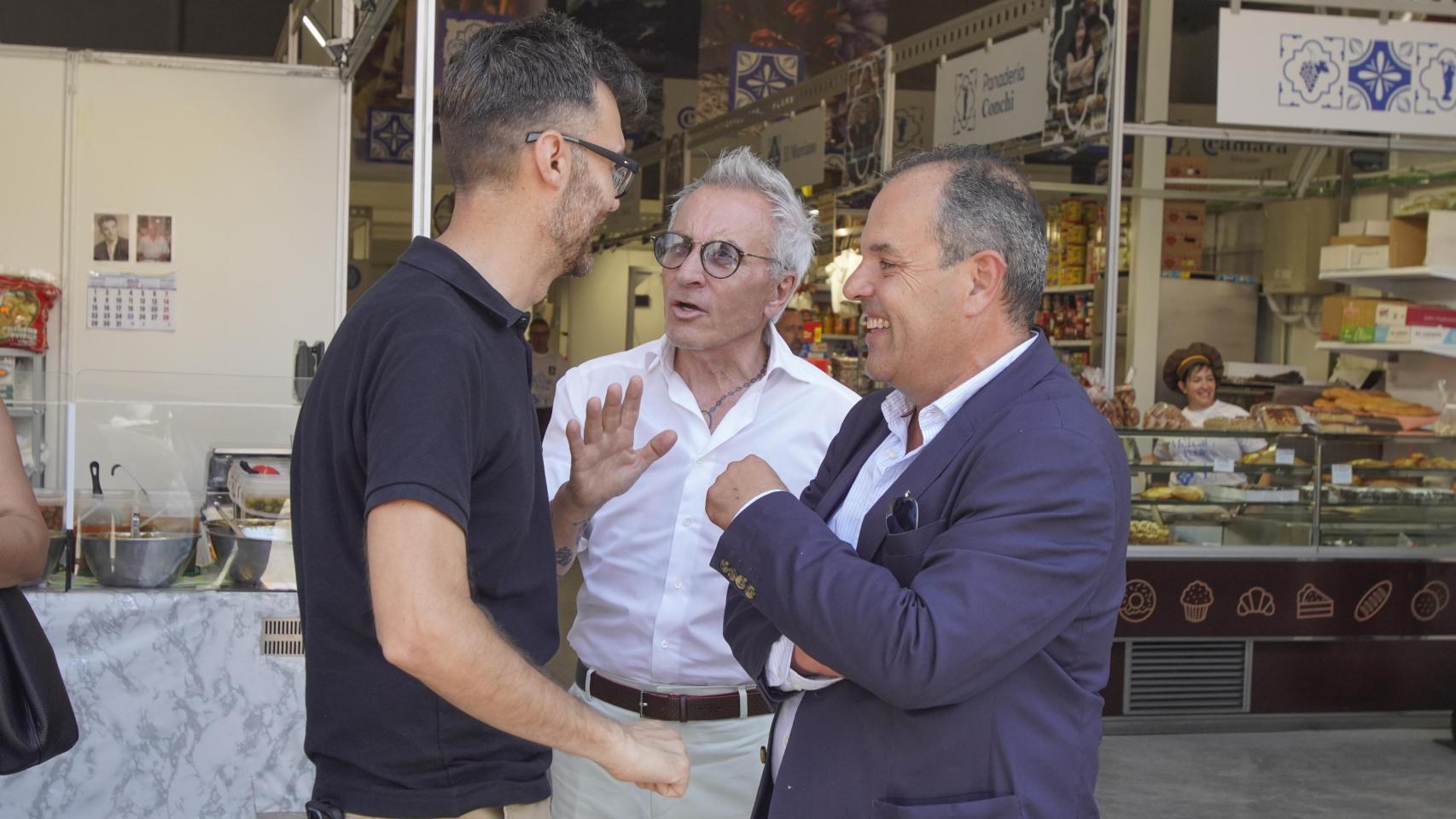 El alcalde de Novelda, Fran Martínez, con el presidente y el vicepresidente de la Cámara de Comercio, Carlos Baño y Jesús Navarro Alberola.