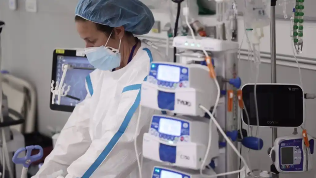 Una enfermera en una UCI durante la pandemia en imagen de archivo.