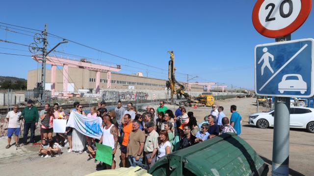 Vecinos del 'salto del carnero' se concentran contra la obra de Adif en Palencia