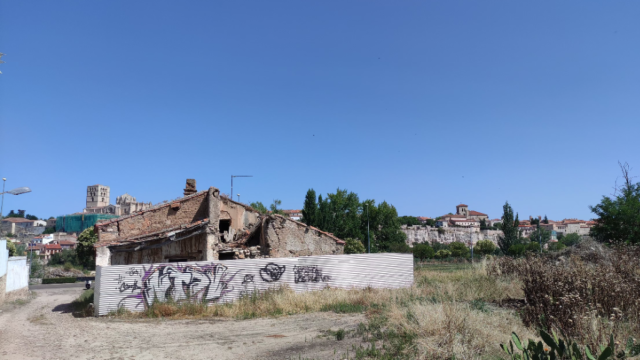 Edificio donde se realizará la obre situado en el camino pastelero