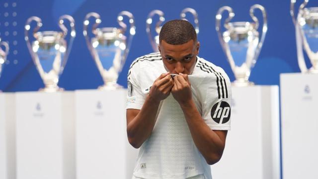 Kylian Mbappé besa el escudo del Real Madrid en su presentación
