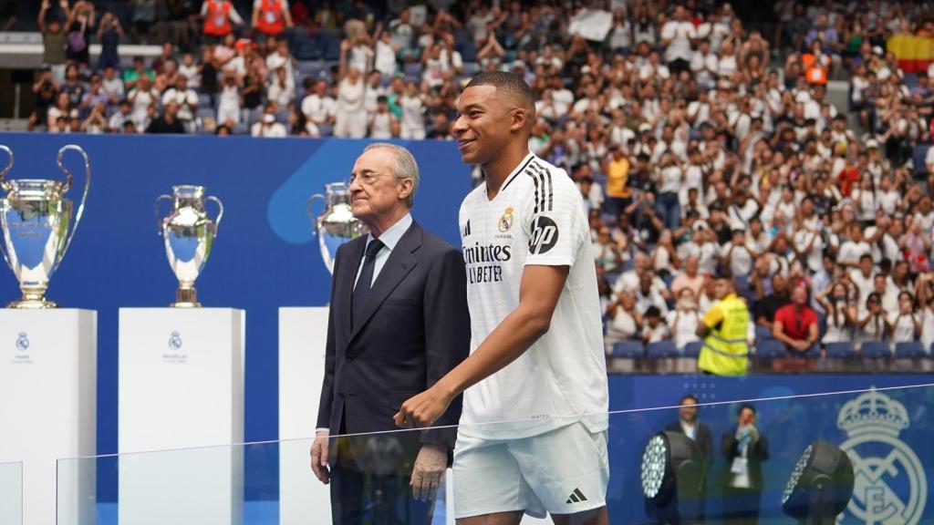 Kylian Mbappé camina junto a Florentino Pérez en su presentación.