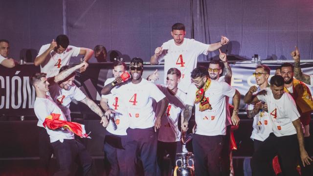 Nico Williams cantando y bailando en la fiesta de España por la Eurocopa