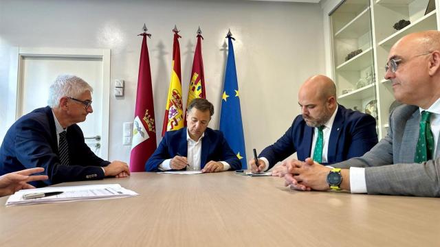 El alcalde de Albacete, Manuel Serrano, firma con las instituciones financieras.